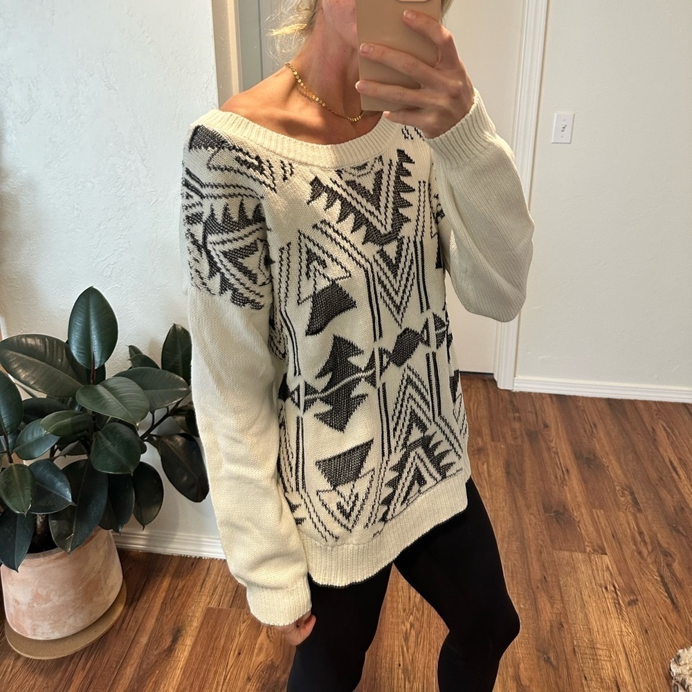 ๐SALE๐ black and white Aztec sweater size largeโโโโโโ - Picture 5 of 6